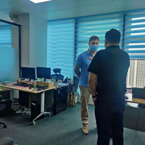 Partneri se rukuju u kancelariji