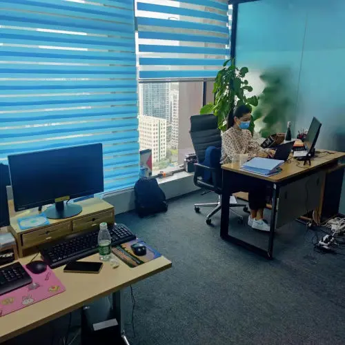 Xiao Bo sedi za radnim stolom u kancelariji