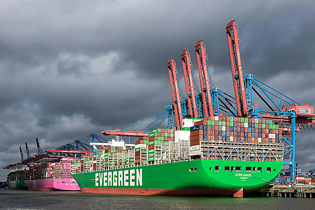 Container ship in port under overcast skies – disruptions in maritime transport from China to Europe