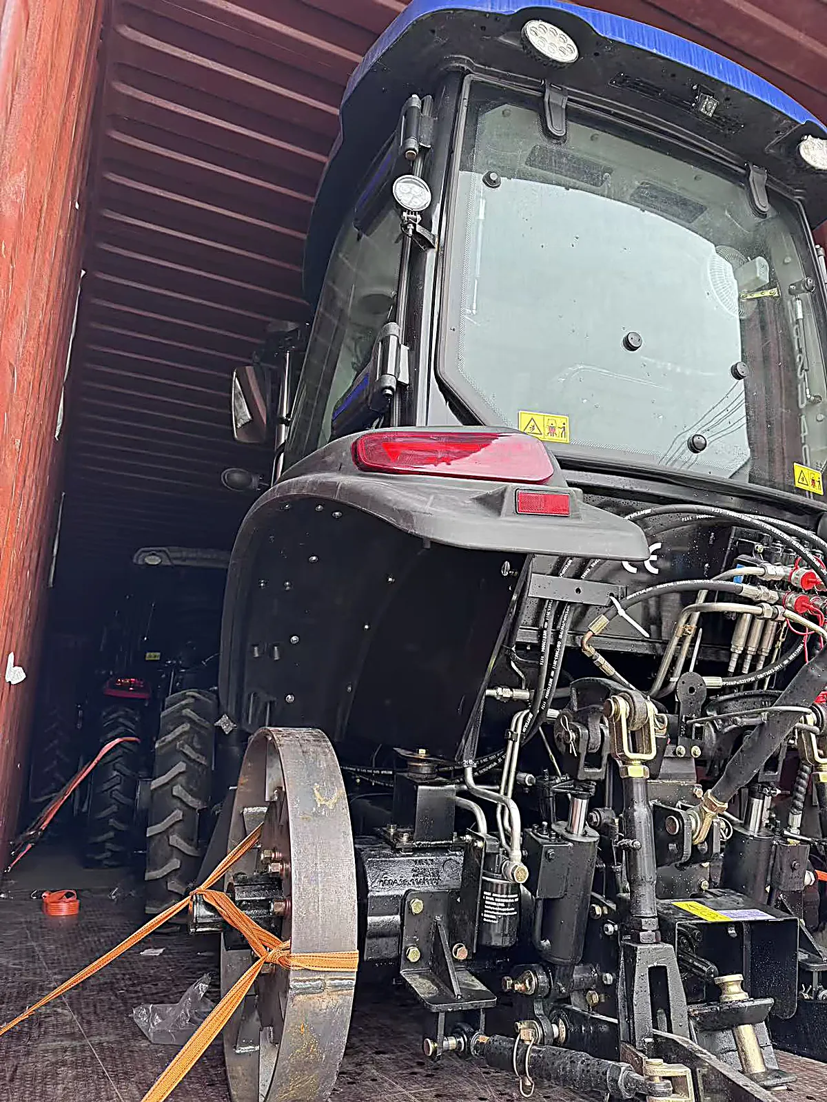 Utovar traktora u kontejner