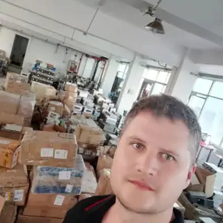 Josip u radionici za pravljenje bitcoin mašina