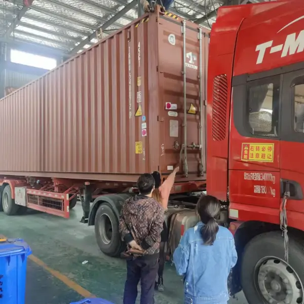 dolazak kamiona u fabriku