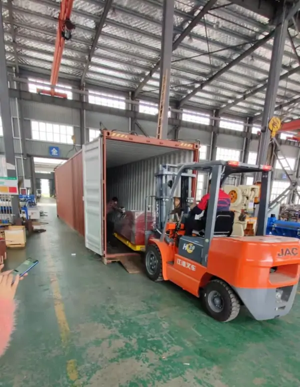 utovar mašina u kontejner