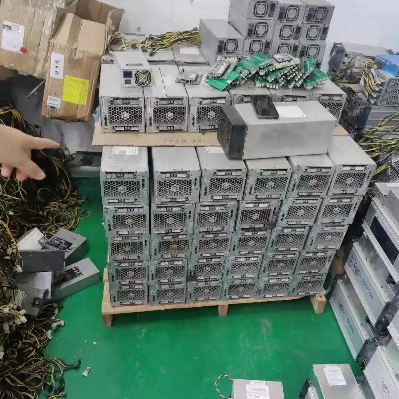 Antminer uređaji složeni na paleti u radionici